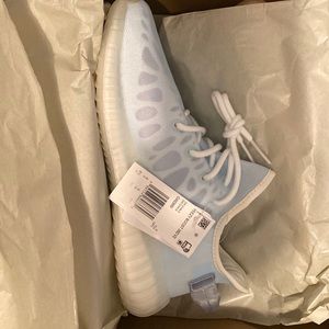 adidas Yeezy Boost 350 V2
Mono Ice